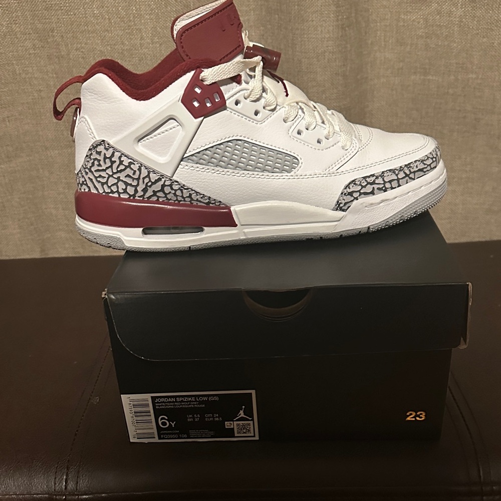 Jordan Spizike Kids White and Burgundy Sneakers - Picture 2 of 3